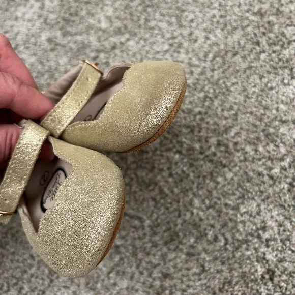Worn once, like new! Gold little love bug shoes size 2 - Picture 3 of 4